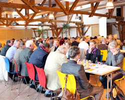 Blick in den Versammlungsraum der Delegiertenversammlung des Verbandes der Pferdezüchter MV am 16. April in Güstrow. Fotos: Wego